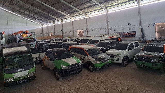 Bareskrim sita puluhan kendaraan operasional ACT di Gudang Wakaf Distribution Center (WDC), Global Wakaf Corpora, Bogor, Jawa Barat. Foto: Dok. Istimewa
