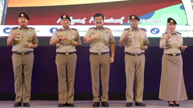 Jajaran Kementerian ATR/BPN diberi atribut baru berupa baret, tongkat komando, hingga tanda pangkat. Foto: Instagram/@kementerian.atrbpn