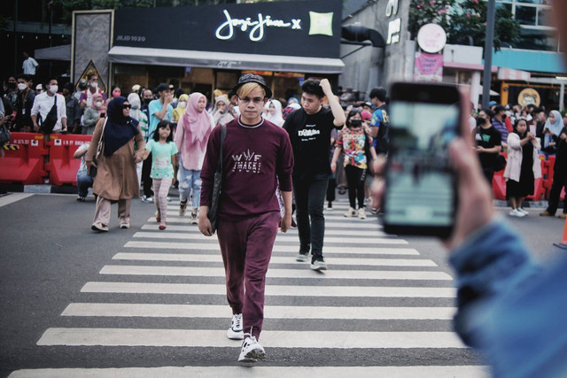 Suasana di area 'Citayam Fashion Week', di Dukuh Atas, Sudirman, Jakarta, Rabu (27/7/2022). Foto: Jamal Ramadhan/kumparan