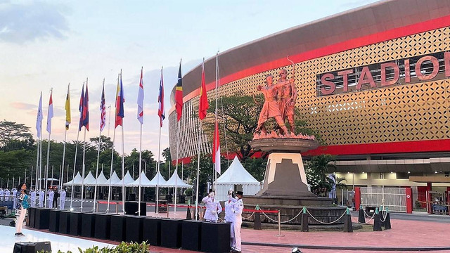 Pengibaran bendera negara peserta ASEAN Para Games 2022 saat welcome ceremony di Stadion Manahan Solo, Rabu (27/07/2022). FOTO: Agung Santoso