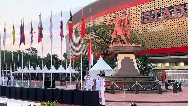 Seremoni pengibaran bendera negara peserta ASEAN Para Games di Stadion Manahan Solo, Rabu (27/07/2022). FOTO: Agung Santoso