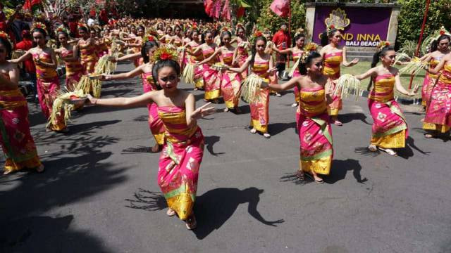 Hotel Inna Bali Beach kerap menjadi tempat event internasional. Nampak para penari saat menyambut kedatangan tamu di hotel ini - IST