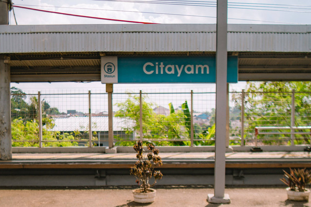 rute krl ke citayam. sumber foto : unsplash/gema saputra.