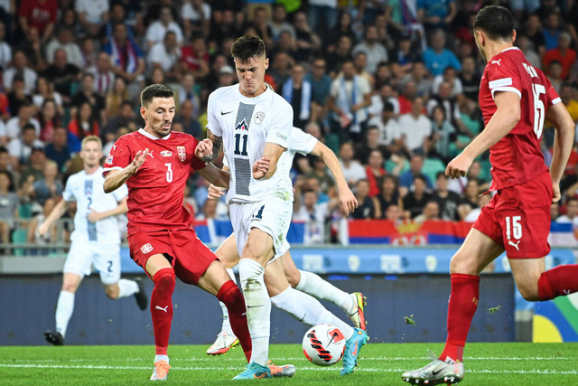 Gelandang Serbia Filip Mladenovic (kiri) berusaha merebut bola dar pemain depan Slovenia Benjamin Sesko selama pertandingan sepak bola UEFA Nations League - Liga B - Grup 4 antara Slovenia dan Serbia di Stadium Stozice. Foto: Jure Makovec / AFP