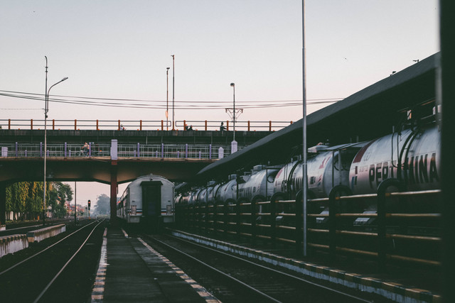 Stasiun dekat Unair, foto unplash, Pradamas Gifarry