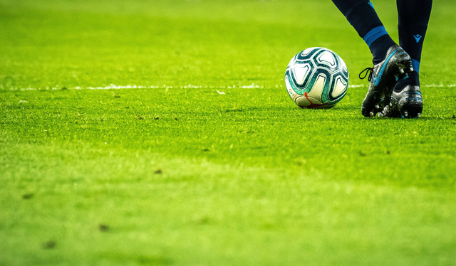 Ilustrasi umpan dalam permainan sepak bola. Foto: Unsplash