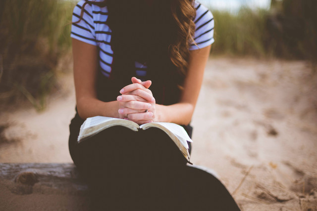 Ilustrasi membaca Doa Iman Katolik. Foto: Unsplash