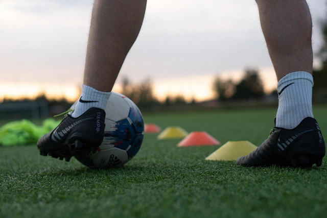 Ilustrasi menahan atau menghentikan bola. Foto: xampion