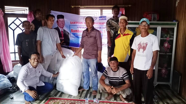 Anggota DPR RI utusan Kalimantan Tengah, Bambang Purwanto, secara simbolis menyerahkan 30 paket alat tangkap jaring millenium dan kelengkapannya untuk kelompok nelayan Samudra 2 di Desa Tanjung Putri, Kamis (28/7/2022). Foto: IST/InfoPBUN