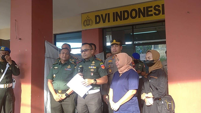 Komandan Polisi Militer Kodam IV Diponegoto Kolonel Roniso Budi didampingi Kepala Kesehatan Kodam IV Diponegoro Kolonel (CKM) dr Bima dan pihak rumah sakit saat memberikan keterangan terkait kematian Kopda Muslimin di RS Bhayangkara Semarang. Foto: Intan Alliva/kumparan