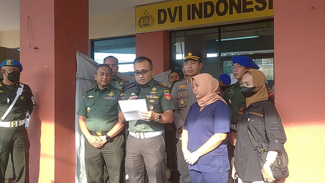 Komandan Polisi Militer Kodam IV Diponegoto Kolonel Roniso Budi didampingi Kepala Kesehatan Kodam IV Diponegoro Kolonel (CKM) dr Bima dan pihak rumah sakit saat memberikan keterangan terkait kematian Kopda Muslimin di RS Bhayangkara Semarang. Foto: Intan Alliva/kumparan
