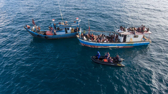 Pengungsi Rohingya diselamatkan nelayan di kawasan Lancok, Syamtalira Bayu, Aceh Utara. 
