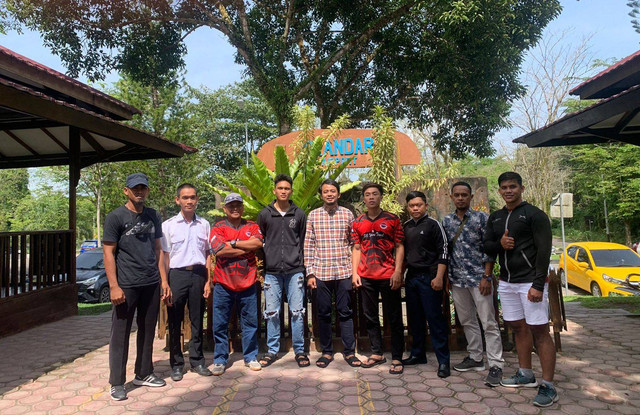 Pengurus dan atlet Kickboxing Kotawaringin Barat (Kobar) Foto: IST.