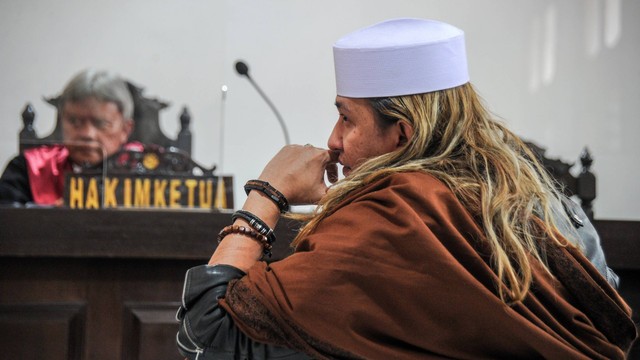 Terdakwa kasus dugaan penyebaran berita bohong Bahar Bin Smith menjalani sidang lanjutan dengan agenda pembacaan tuntutan di Pengadilan Negeri Bandung, Jawa Barat, Kamis (28/7/2022). Foto: Raisan Al Farisi/ANTARA FOTO