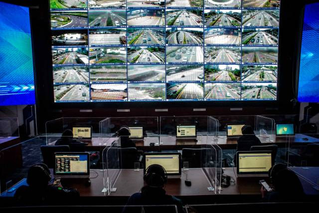 Petugas NTMC Korlantas Polri mengamati pergerakan arus lalu lintas pada layar di Gedung National Traffic Managemen Center (NTMC) Korlantas Polri, Jakarta. Foto: Aprillio Akbar/Antara Foto
