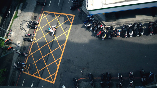 Tarif Parkir di Stasiun Purwosari, Foto ini hanya ilustrasi dan bukan tempat aslinya. Sumber: Unsplash/Andrew Kow