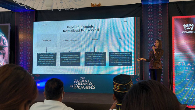 Koordinator Pelaksana Program Penguatan Fungsi di Taman Nasional Komodo, Carolina Noge (kanan) saat Konferensi Pers Taman Nasional Komodo: Peluncuran Sistem Wildlife Komodo, Jumat (29/7).
 Foto: Gitario Vista Inasis/kumparan