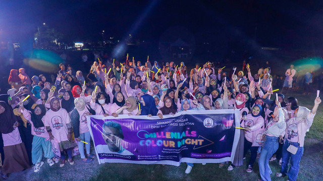 Relawan Srikandi Ganjar Sulawesi Selatan (Sulsel) menggelar Millennials Colour Night di Lapangan Pemuda Bulukumba, Ujung Bulu, Kabupaten Bulukumba, Sulsel, Kamis (28/7) malam. Foto: Dok. Istimewa