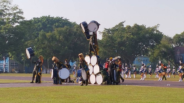 Parade drum band TNI AU menghibur para peserta upacara puncak Hari Bakti TNI AU ke-75, Jumat (29/7/2022). Foto: Erfanto/Tugu Jogja