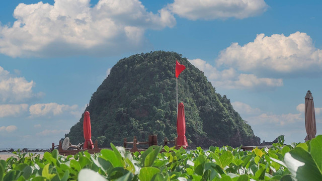 Pantai Pulau Merah, Banyuwangi  (Rendra Rafsanjani - Greeneration Foundation)
