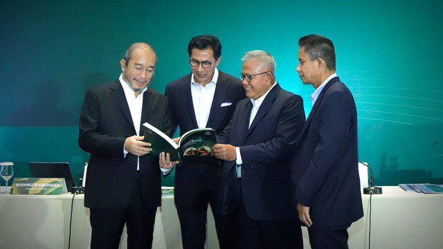 Dewan Direksi PT Teladan Prima Agro Tbk (TLDN). (ki-ka): Direktur Keuangan, Akuntansi, dan Pajak Mahirudin, Direktur Utama Wishnu Wardhana, Direktur Perkebunan dan Agronomi Noor Falich, Direktur Keberlanjutan Yayan H. Ginanjar. Foto: Dok: Teladan Prima Agro