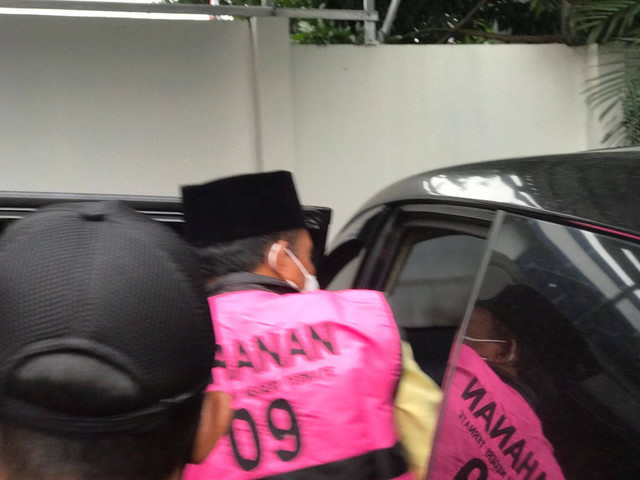 Mantan Kadispora Ternate saat naik ke mobil untuk dibawa ke Rutan Ternate. Foto: Istimewa