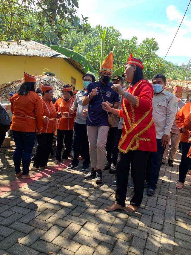 Kunjungan Menteri Pariwisata dan Ekonomi Kreatif (Menparekraf) Sandiaga Salahuddin Uno ke Desa Wisata Budo di Kecamatan Wori, Kabupaten Minahasa Utara, Sulawesi Utara. Foto: Dok: Kemenpar