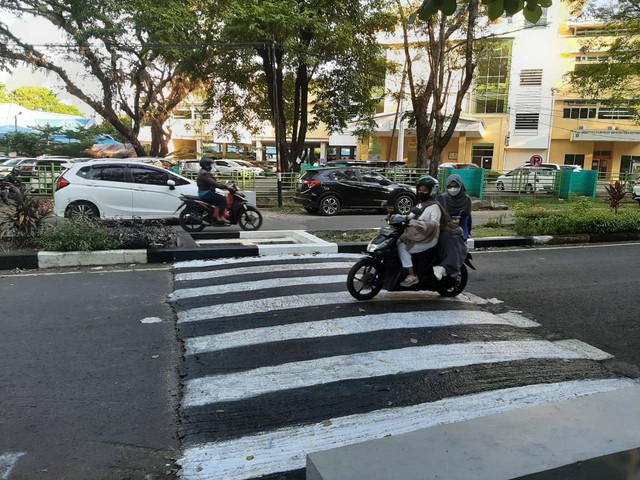 Polisi tidur di Unhas yang tewaskan dosen muda kini diberi tanda dan dicat hitam-putih. Foto: Lody Aprianto/STR/kumparan