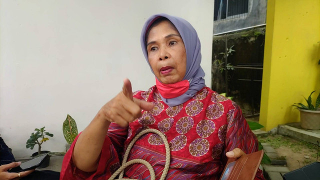 Yuliani, pendamping siswi SMA N 1 Banguntapan Bantul yang dipaksa gurunya memakai jilbab. Foto: Arfiansyah Panji/kumparan