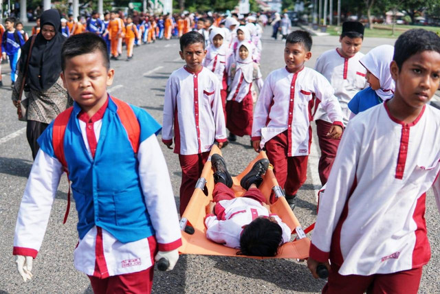 Siswa Sekolah Dasar melakukan simulasi penyelamatan siaga bencana di Banda Aceh, 19 Desember 2019. Foto: acehkini