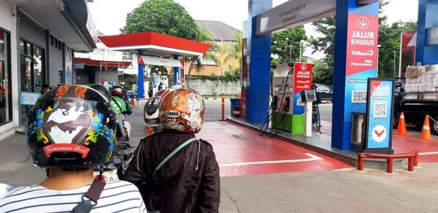 Antrean kendaraan di SPBU di Palembang. Foto: Istimewa