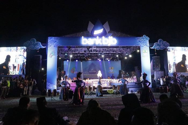 Pertunjukkan wayang golek yang turut memeriahkan HUT Kota Cirebon ke-653 Tahun, berhasil menghibur warga yang menonton.(DKIS Kota Cirebon)