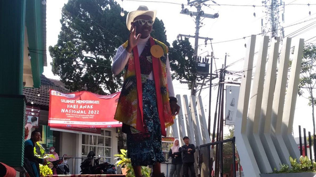 Para penyandang disabilitas intelektual di Sentra Terpadu Kartini Temanggung berjalan di atas catwalk layaknya model profesional dalam sebuah acara di, Jumat (29/7/2022). (Foto: ari/Tugu Jogja)