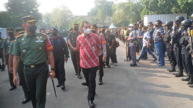 Danrem 074/Warastratama Solo, Kolonel Inf Achiruddin dan Wawali Solo, Teguh Prakosa, saat apel pengamanan ASEAN Para Games di Stadion Manahan, Jumat (29/07/2022). FOTO: Agung Santoso