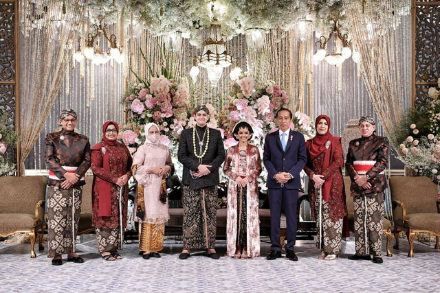 Presiden Joko Widodo bersama Ibu Iriana Joko Widodo menghadiri acara pernikahan putri sulung Gubernur DKI Jakarta Anies Rasyid Baswedan yang digelar di Hall Candi Bentar, Ancol, Jakarta Utara, Jumat (28/7).
 Foto: Dok. Istimewa