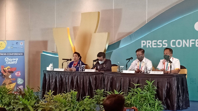 Perwakilan INASPOC dan APSF memberikan keterangan pers tentang opening ceremony ASEAN Para Games 2022 di Hotel Swiss-Belinn Saripetojo, Solo, Jumat (29/07/2022). FOTO: Agung Santoso  