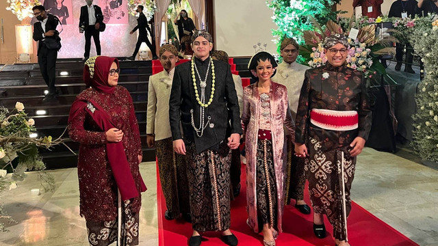 Gubernur DKI Jakarta Anies Baswedan dan keluarga setelah resepsi hari pertama di kawasan Ancol, Jumat (29/7/2022). Foto: Haya Syahira/kumparan