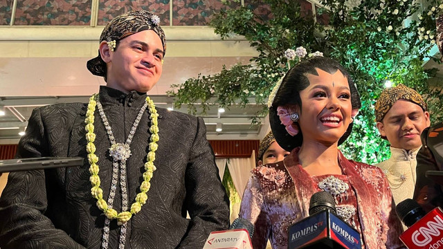 Putri Gubernur DKI Jakarta Anies Baswedan Mutiara Baswedan dan Ali Huraeby setelah resepsi hari pertama di kawasan Ancol, Jumat (29/7/2022). Foto: Haya Syahira/kumparan