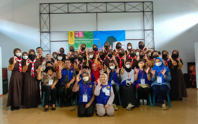 Tim Pengabdian Kepada Masyarakat (PkM) Fakultas Farmasi dan Fakultas Kedokteran UI di SMPN 1 Cluring (Sumber Foto: Dokumentasi Tim PkM UI)