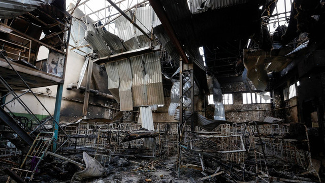 Mayat tahanan yang terbakar tergeletak di antara puing-puing setelah penembakan di sebuah penjara, di pemukiman Olenivka di Wilayah Donetsk, Ukraina, Jumat (29/7/2022). Foto: Alexander Ermochenko/REUTERS