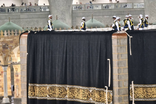 Proses pergantian Kiswah Ka'bah di Makkah. Foto: Muhammad Iqbal/kumparan