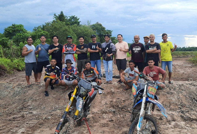 Penghobi motocross menjajal sirkuit di Lapter Susilo yang dalam proses pembangunan. Foto: Yusrizal/Hi!Pontianak