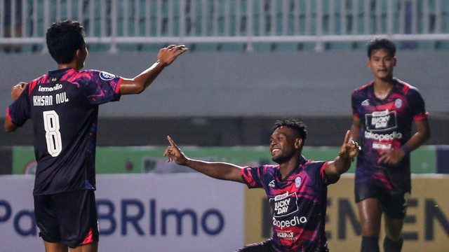 Pesepak bola Rans Nusantara FC David Laly (tengah) melakukan selebrasi usai mencetak gol dalam pertandingan BRI Liga 1 di Stadion Pakansari, Kabupaten Bogor, Jawa Barat, Jumat (29/7). Foto: ANTARA FOTO/Asprilla Dwi Adha