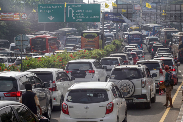 Antrean panjang kendaraan menuju kawasan wisata Puncak, Gadog, Kabupaten Bogor, Jawa Barat, Sabtu (30/7). Foto: ANTARA FOTO/Yulius Satria Wijaya