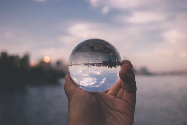 Ilustrasi Perbedaan Sifat Lensa Cembung dan Cekung. (Foto: Nadine Shaabana | Unsplash.com)