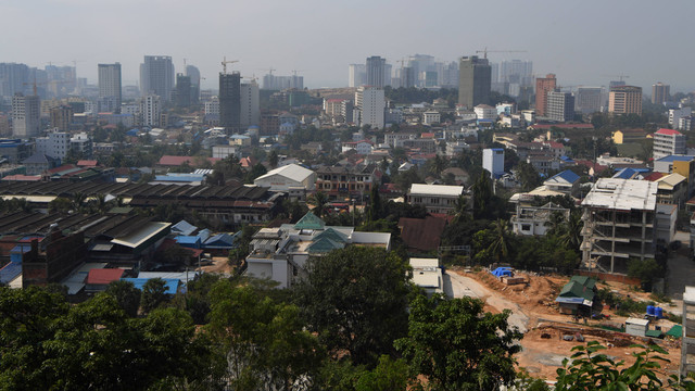 Suasana pembangunan gedung bertingkat di kota pelabuhan Sihanoukville Kamboja pada 20 Februari 2020. Foto: Tang Chhin Sothy / AFP