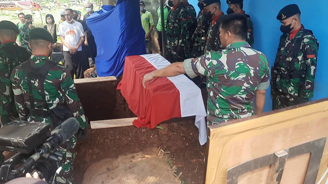 Suasana pemakaman ayah Indra Birowo. Foto: Alexander Vito Edward Kukuh/kumparan