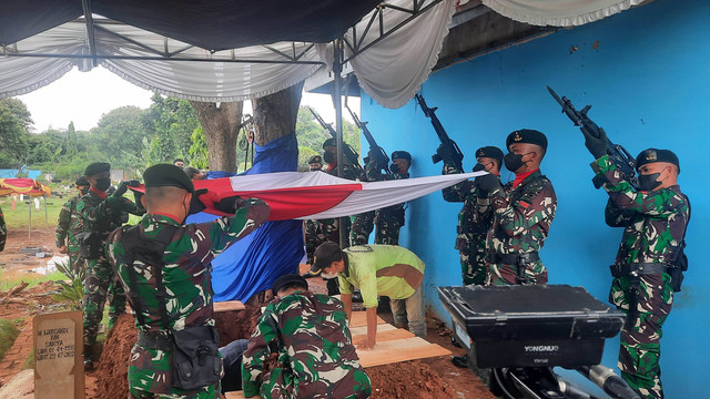 Suasana pemakaman ayah Indra Birowo. Foto: Alexander Vito Edward Kukuh/kumparan