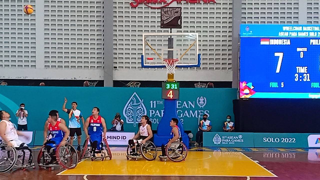 Tim basket kursi roda putra Indonesia (kostum putih) melawan tim Filipina di GOR Sritex Arena, Solo, Sabtu (30/07/2022). FOTO: Agung Santoso