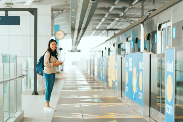 cara top up kartu multi trip mrt. sumber foto : unsplash/rendy novanti.